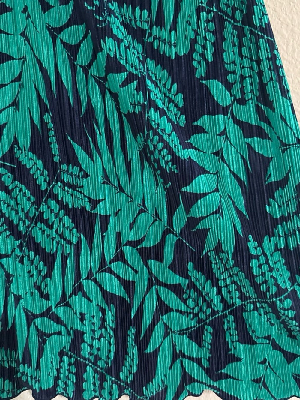 Banana Republic Navy & Teal Pleated V-Neck top - Picture 3 of 4